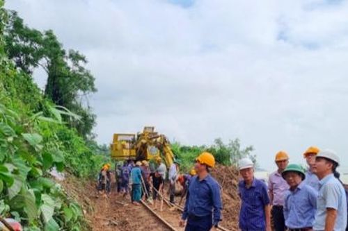 Đường sắt Bắc - Nam qua đèo Hải Vân thông tuyến sau 1 ngày tê liệt do mưa lũ lớn