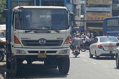Xe rác mất thắng tông hàng loạt phương tiện khi đang đổ dốc cầu