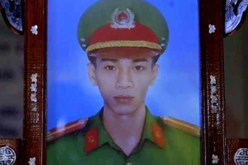 Nghẹn ngào tang lễ Trung úy Công an tử nạn trong mưa lũ