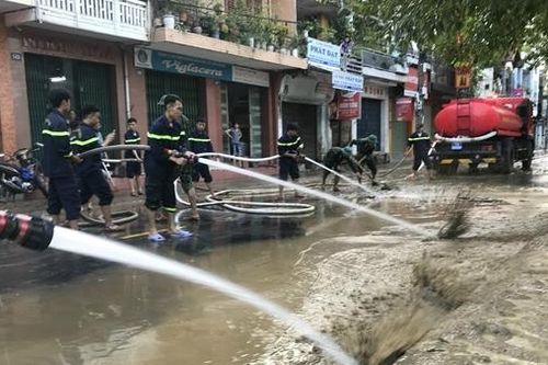 Cảnh sát PCCC và CNCH dọn bùn trên các tuyến đường Cố đô Huế sau khi lũ rút