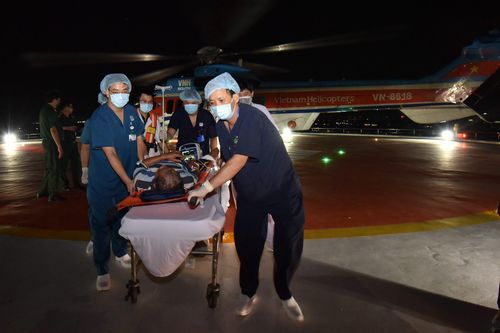 Trực thăng đưa ngư dân bị đột quỵ vào đất liền điều trị