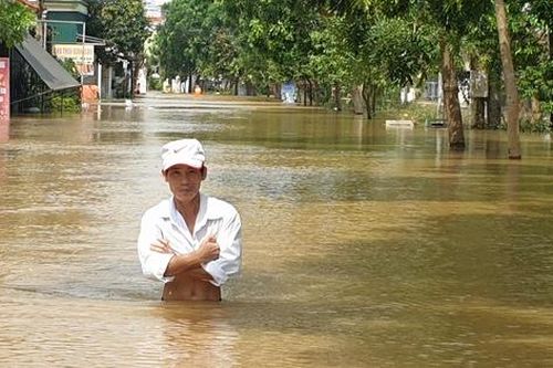Nước ngập mênh mông, người dân vùng 'rốn lũ' lo lại có mưa lũ chồng lũ