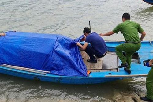 Đi đánh cá cùng bố mẹ, bé trai 5 tuổi rơi xuống sông tử vong