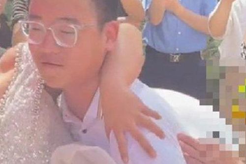 Xúc động cảnh con trai 14 tuổi bế mẹ về nhà chồng mới trong ngày tái hôn