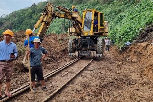 Đường sắt Bắc - Nam thông tuyến sau gần 2 ngày gián đoạn vì mưa bão