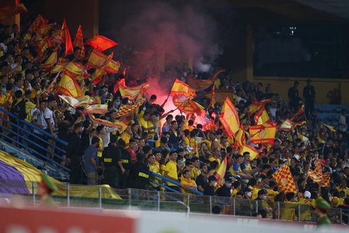 Hà Nội FC và Nam Định cùng bị phạt vì pháo sáng ở Hàng Đẫy