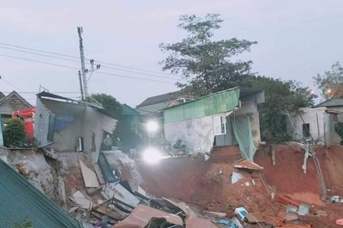 Căn nhà bên sông Thạch Hãn bất ngờ bị sập, 1 người mất tích