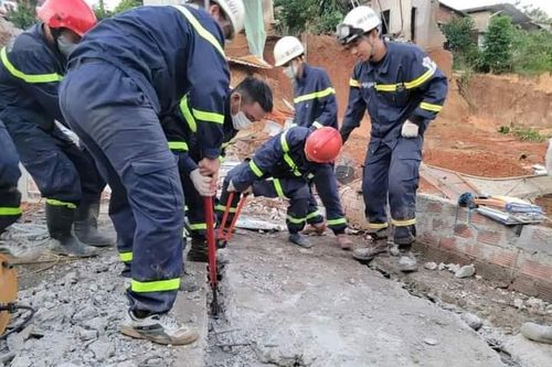 Người đàn ông bị vùi trong căn nhà sập