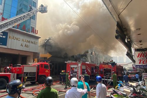 Hiện trường vụ cháy quán bar District K gần chợ Bến Thành