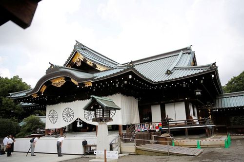 Thủ tướng Nhật Bản gửi đồ lễ tới đền Yasukuni