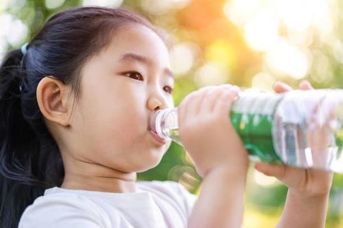 Lượng nước trẻ nên uống đủ trong ngày