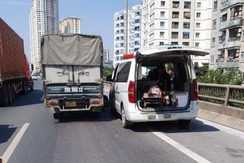 Cảnh sát giao thông kịp thời hỗ trợ xe cứu thương gặp sự cố