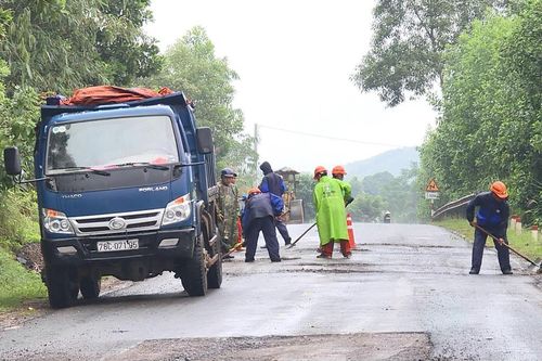 Công bố tình huống khẩn cấp về thiên tai để ứng phó, khắc phục hư hỏng kết cấu hạ tầng giao thông tại một số địa phương