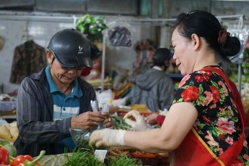 Rau xanh tại Đà Nẵng tăng giá sau đợt mưa lớn