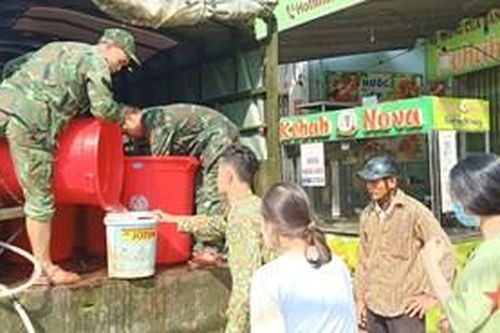 Những xe nước thắm tình quân dân