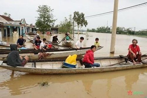 Lực lượng vũ trang tỉnh Thừa Thiên Huế sát cánh cùng người dân vùng lũ