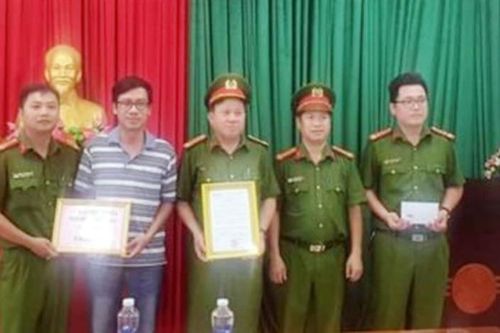 Trao thưởng Công an phường nhanh chóng làm rõ vụ trộm
