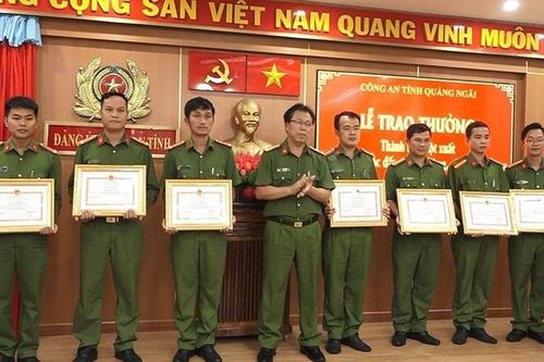 Khen thưởng các tập thể, cá nhân truy bắt nhanh đối tượng nổ súng làm 2 người bị thương