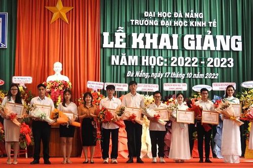 Đại học Kinh tế- Đại học Đà Nẵng: Khen thưởng tân thủ khoa và các sinh viên đạt giải thưởng, đạt kết quả cao trong học tập