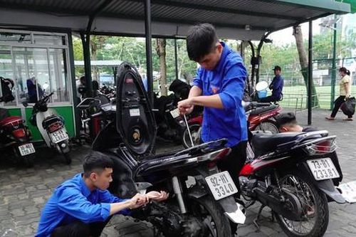 Những thợ sửa xe miễn phí, tiếp sức cho người Đà Nẵng sau mưa lũ