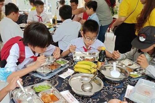 Ban đại diện cha mẹ học sinh phối hợp nhà trường giám sát chất lượng bữa ăn cho học sinh