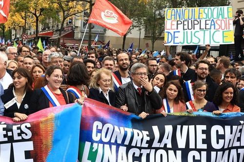 Hàng ngàn người xuống đường ở Paris bày tỏ bất bình với phí sinh hoạt tăng cao