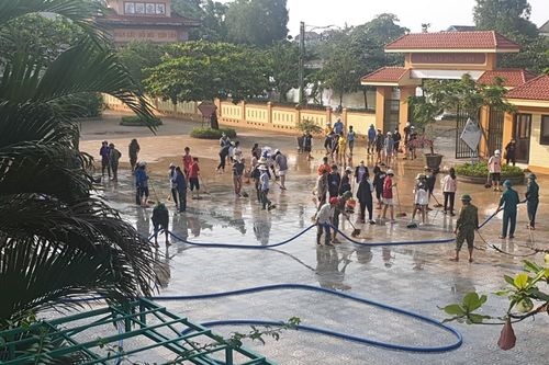 Trường học ở Quảng Bình khẩn trương dọn vệ sinh sau mưa lũ