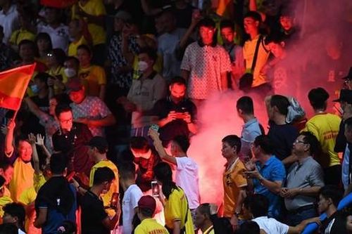 Không thể cấm pháo sáng triệt để ở sân bóng V-League?