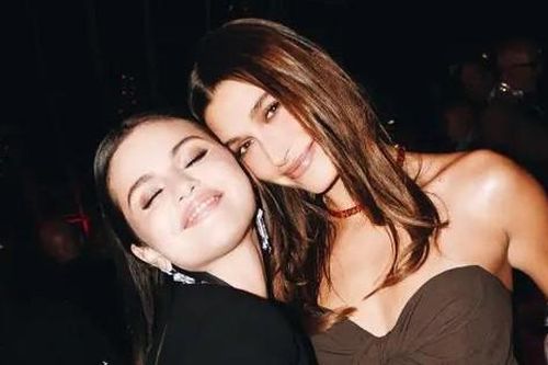 Bức ảnh dậy sóng của Selena Gomez và Hailey Bieber
