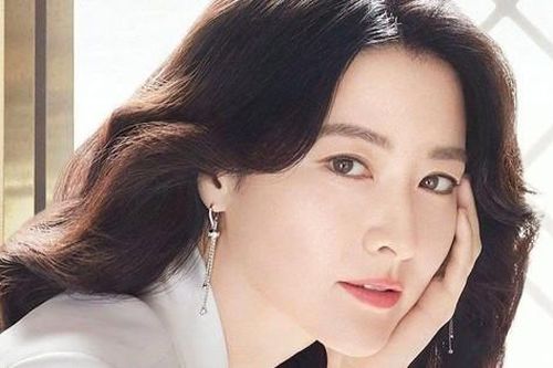 Khó đoán Lee Young Ae 51 tuổi