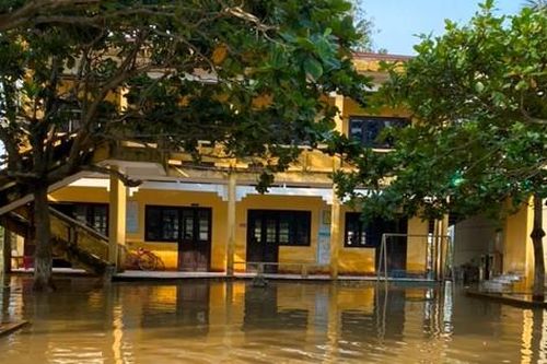 Hàng trăm trường học tại TT-Huế chưa mở cửa trở lại do ngập lụt nặng