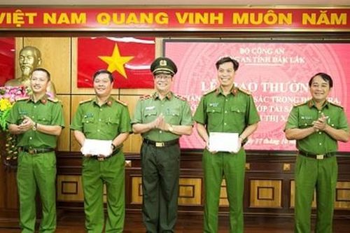 Thưởng nóng lực lượng khám phá vụ nhóm bạn tù cướp tài sản nhà chủ tịch huyện