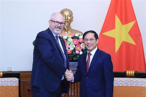 Bộ trưởng Ngoại giao tiếp Bộ trưởng Thương mại và Sản xuất Australia