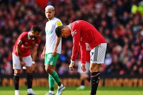 Ronaldo cướp bóng sai luật đá vào gôn trống Newcastle