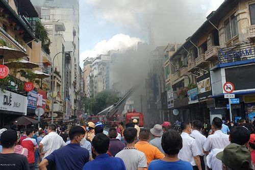TP Hồ Chí Minh: Cháy lớn quán bar gần chợ Bến Thành