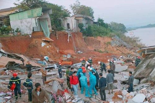 Nhà đổ sụp xuống sông Thạch Hãn khiến 1 người chết
