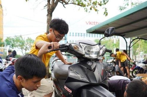 Tp.Đà Nẵng: Nhóm thợ ăn cơm hộp, ngủ nhà nghỉ sửa chữa xe miễn phí cho dân vùng ngập