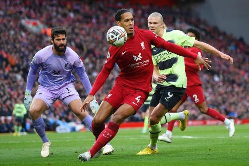 Van Dijk đập tan chỉ trích sau khi 'bỏ túi' Haaland