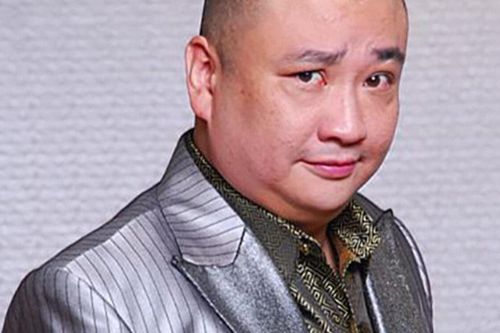 Một nam diễn viên gạo cội đột tử trong xe hơi