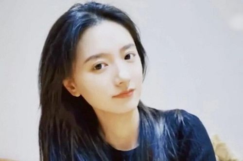 Trường học bị phản ứng dữ dội vì được cho cố tình thuê cô giáo xinh đẹp để lôi kéo sinh viên đến lớp