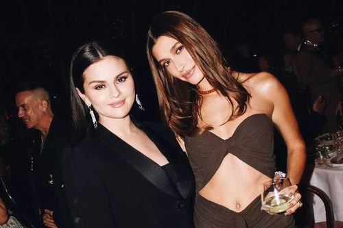 Khoảnh khắc 'tình thương mến thương' của Hailey Bieber và Selena Gomez gây xôn xao 'cõi mạng'