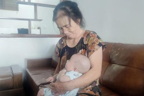Trẻ chăm con, về già lại chăm đàn cháu mọn