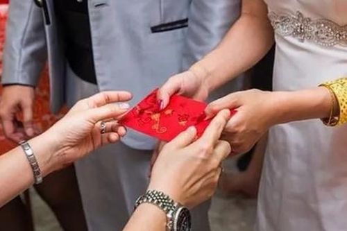 Mùa cưới rộn ràng, khi nào nên mừng tiền - lúc nào nên tặng quà?