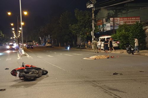 Bình Dương: Hai xe máy va chạm trong đêm, 4 người thương vong