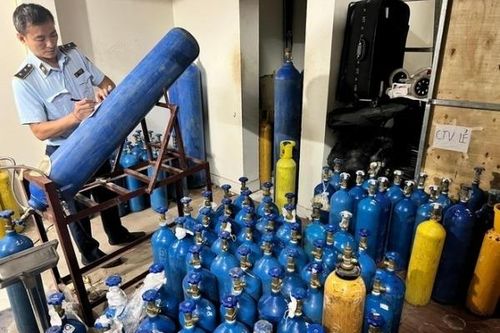 Quản lý thị trường Hà Nội: Triệt phá kho bóng cười lớn tại Cầu Giấy