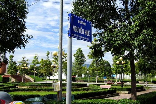 Cần gắn lại các biển tên đường