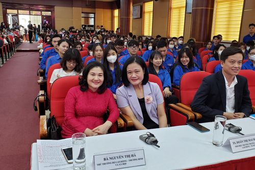 Thảo luận với giới trẻ Việt Nam về bình đẳng giới