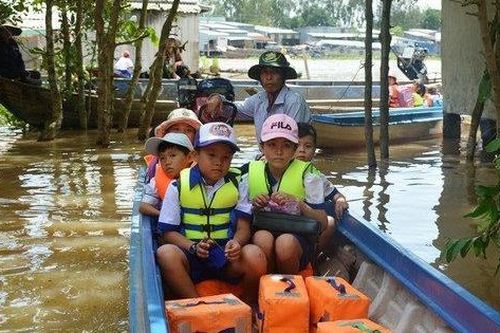 Tổ chức các tổ, đội đưa học sinh vùng lũ đến trường