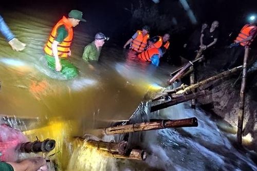 Tích cực giúp dân khắc phục hậu quả mưa lũ tại Trung Bộ