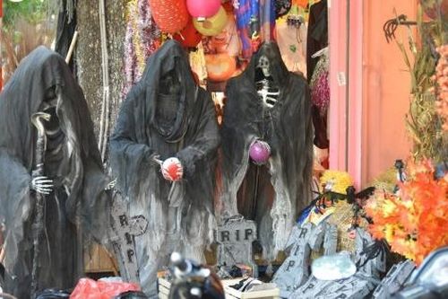 Phố Hàng Mã ngập đồ hóa trang kinh dị trước Halloween